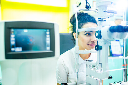 patient-checking-eyesight
